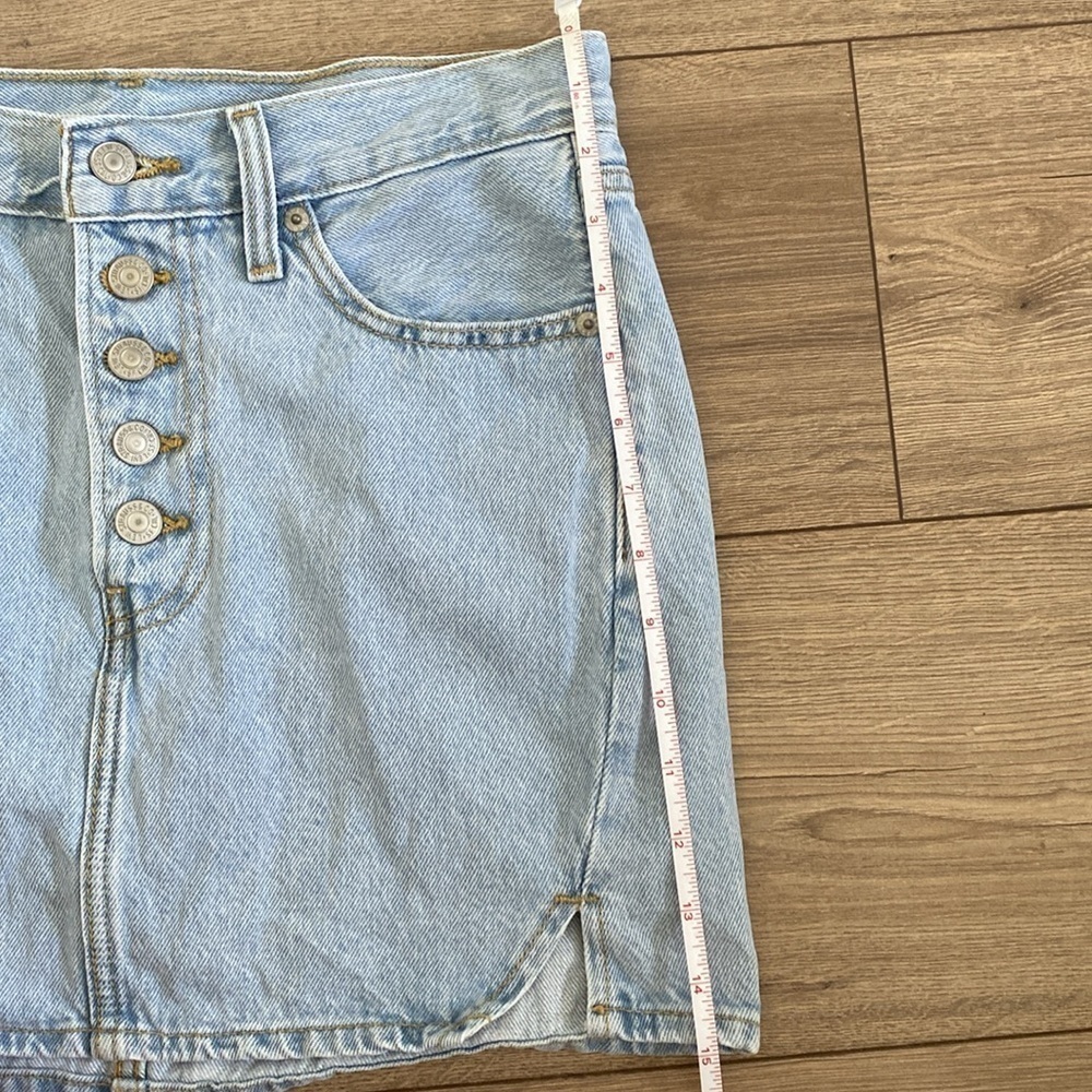 Levi's Icon Mini Denim Skirt Light Wash Fitted Button Size 27 - Picture 2 of 8